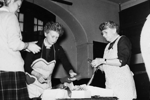 Gardeners 1958, Mrs McLeod and Marshall making arrangements